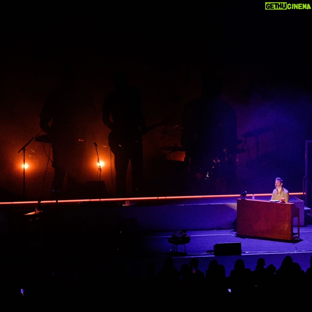 Tiago Bettencourt Instagram - Porto🤍. O mesmo espectáculo de Lisboa, com uma disposição de palco diferente, as mesmas três horas de concerto, e o público tão característico desta cidade que sempre me tratou tão bem, desde há 20 anos, tornando cada regresso memorável. Obrigado Porto pela sala esgotada em tão pouco tempo e as minhas desculpas por não termos conseguido marcar uma segunda data. Para a proxima teremos um plano B. Repetimos os enormes @paulogonzomusic e @diogoclementemusic . Mais uma vez obrigado a toda a equipa, à minha banda, e aos nossos parceiros. As fulminantes fotografias são do @nelsondaires 🔥 @everythingisnewpt @metronomo_mgmt @radiocomercial @rtppt Casa da Música