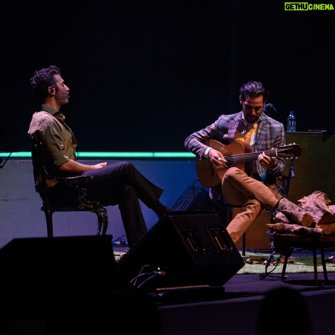 Tiago Bettencourt Instagram - Porto🤍. O mesmo espectáculo de Lisboa, com uma disposição de palco diferente, as mesmas três horas de concerto, e o público tão característico desta cidade que sempre me tratou tão bem, desde há 20 anos, tornando cada regresso memorável. Obrigado Porto pela sala esgotada em tão pouco tempo e as minhas desculpas por não termos conseguido marcar uma segunda data. Para a proxima teremos um plano B. Repetimos os enormes @paulogonzomusic e @diogoclementemusic . Mais uma vez obrigado a toda a equipa, à minha banda, e aos nossos parceiros. As fulminantes fotografias são do @nelsondaires 🔥 @everythingisnewpt @metronomo_mgmt @radiocomercial @rtppt Casa da Música