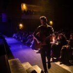 Tiago Bettencourt Instagram - Porto🤍. O mesmo espectáculo de Lisboa, com uma disposição de palco diferente, as mesmas três horas de concerto, e o público tão característico desta cidade que sempre me tratou tão bem, desde há 20 anos, tornando cada regresso memorável. Obrigado Porto pela sala esgotada em tão pouco tempo e as minhas desculpas por não termos conseguido marcar uma segunda data. Para a proxima teremos um plano B. Repetimos os enormes @paulogonzomusic e @diogoclementemusic . Mais uma vez obrigado a toda a equipa, à minha banda, e aos nossos parceiros. As fulminantes fotografias são do @nelsondaires 🔥 @everythingisnewpt @metronomo_mgmt @radiocomercial @rtppt Casa da Música