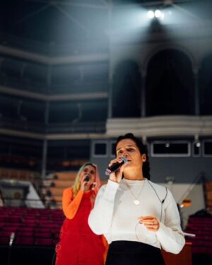 Tiago Bettencourt Instagram - Amigos, hoje sai finalmente para as lojas e plataformas digitais o meu disco de celebração de 20 anos de carreira que reúne uma selecção cuidada e abrangente de canções que achei que pudessem simbolizar, ainda que resumidamente, esta data. O disco leva a recordação de uma noite muito especial no @coliseudosrecreios a 22 de Dezembro de 2022. 
Obrigado antes de mais ao público maravilhoso que em vésperas de Natal marcou presença neste concerto fazendo esta aventura valer a pena. 
Obrigado à @orquestraclassicadocentro_occ por ter aceite este desafio, à minha querida banda, à @mariana.norton e @claudiapascoal pela mágica participação, a toda a equipe de som, luzes e imagem que tornou tudo isto possível.

@everythingisnewpt
@radiocomercial

As fotografias do post e da capa do álbum são do @ferreirasebas 🔥