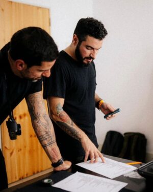 Tiago Bettencourt Instagram - Amigos, hoje sai finalmente para as lojas e plataformas digitais o meu disco de celebração de 20 anos de carreira que reúne uma selecção cuidada e abrangente de canções que achei que pudessem simbolizar, ainda que resumidamente, esta data. O disco leva a recordação de uma noite muito especial no @coliseudosrecreios a 22 de Dezembro de 2022. 
Obrigado antes de mais ao público maravilhoso que em vésperas de Natal marcou presença neste concerto fazendo esta aventura valer a pena. 
Obrigado à @orquestraclassicadocentro_occ por ter aceite este desafio, à minha querida banda, à @mariana.norton e @claudiapascoal pela mágica participação, a toda a equipe de som, luzes e imagem que tornou tudo isto possível.

@everythingisnewpt
@radiocomercial

As fotografias do post e da capa do álbum são do @ferreirasebas 🔥