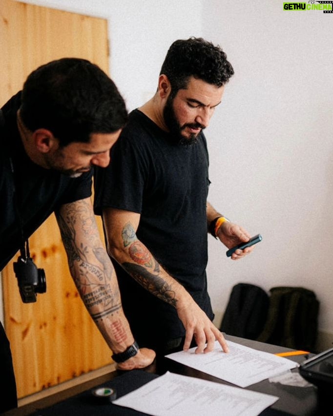 Tiago Bettencourt - 1.5K Likes - Amigos, hoje sai finalmente para as lojas e plataformas digitais o meu disco de celebração de 20 anos de carreira que reúne uma selecção cuidada e abrangente de canções que achei que pudessem simbolizar, ainda que resumidamente, esta data. O disco leva a recordação de uma noite muito especial no @coliseudosrecreios a 22 de Dezembro de 2022.
Obrigado antes de mais ao público maravilhoso que em vésperas de Natal marcou presença neste concerto fazendo esta aventura valer a pena.
Obrigado à @orquestraclassicadocentro_occ por ter aceite este desafio, à minha querida banda, à @mariana.norton e @claudiapascoal pela mágica participação, a toda a equipe de som, luzes e imagem que tornou tudo isto possível.
@everythingisnewpt
@radiocomercial
As fotografias do post e da capa do álbum são do @ferreirasebas 🔥