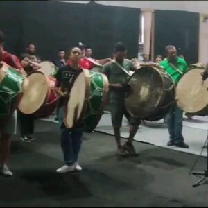 Tiago Bettencourt Instagram - Agradecimentos, créditos, e algumas imagens dos ensaios e backstage:
A orquestra feita de voluntários foi brilhantemente dirigida pela @joanacarneiro_1976 com um arranjo do @pedro.carvalho.violino adaptado para este formato pelo @cgarciamusic . O magnífico coro, também ele feito de voluntários foi dirigido pela Teresa Cordeiro. 
A cenografia que envolveu não só o meu momento mas tudo quanto viram nas cerimónias ao longo das Jornadas, foi da @matildetrocado . 
Os bombos do fundão, também todos voluntários pertencentes a diversos grupos de bombos unificados num só, com a preciosa ajuda da Sr Vereadora Alcina Cerdeira da Câmara do Fundão. 
Obrigado a todos, aplausos para todos 🤍