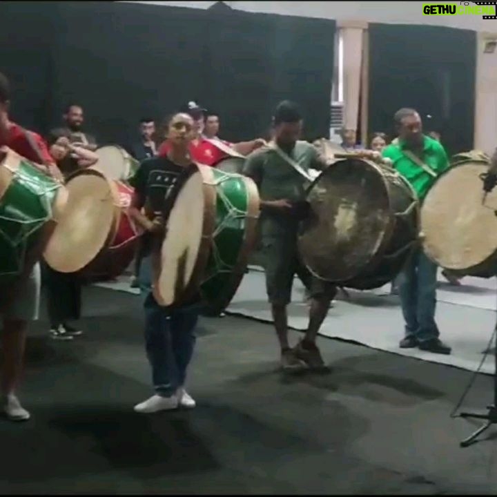 Tiago Bettencourt - 3.8K Likes - Agradecimentos, créditos, e algumas imagens dos ensaios e backstage:
A orquestra feita de voluntários foi brilhantemente dirigida pela @joanacarneiro_1976 com um arranjo do @pedro.carvalho.violino adaptado para este formato pelo @cgarciamusic . O magnífico coro, também ele feito de voluntários foi dirigido pela Teresa Cordeiro.
A cenografia que envolveu não só o meu momento mas tudo quanto viram nas cerimónias ao longo das Jornadas, foi da @matildetrocado .
Os bombos do fundão, também todos voluntários pertencentes a diversos grupos de bombos unificados num só, com a preciosa ajuda da Sr Vereadora Alcina Cerdeira da Câmara do Fundão.
Obrigado a todos, aplausos para todos 🤍