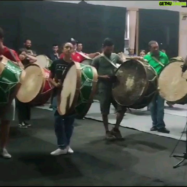 Tiago Bettencourt Instagram - Agradecimentos, créditos, e algumas imagens dos ensaios e backstage: A orquestra feita de voluntários foi brilhantemente dirigida pela @joanacarneiro_1976 com um arranjo do @pedro.carvalho.violino adaptado para este formato pelo @cgarciamusic . O magnífico coro, também ele feito de voluntários foi dirigido pela Teresa Cordeiro. A cenografia que envolveu não só o meu momento mas tudo quanto viram nas cerimónias ao longo das Jornadas, foi da @matildetrocado . Os bombos do fundão, também todos voluntários pertencentes a diversos grupos de bombos unificados num só, com a preciosa ajuda da Sr Vereadora Alcina Cerdeira da Câmara do Fundão. Obrigado a todos, aplausos para todos 🤍