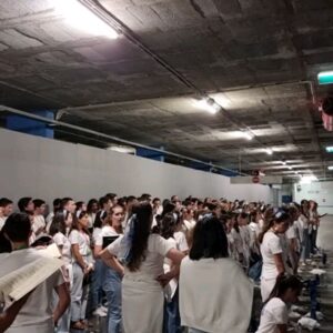 Tiago Bettencourt Instagram - Agradecimentos, créditos, e algumas imagens dos ensaios e backstage:
A orquestra feita de voluntários foi brilhantemente dirigida pela @joanacarneiro_1976 com um arranjo do @pedro.carvalho.violino adaptado para este formato pelo @cgarciamusic . O magnífico coro, também ele feito de voluntários foi dirigido pela Teresa Cordeiro. 
A cenografia que envolveu não só o meu momento mas tudo quanto viram nas cerimónias ao longo das Jornadas, foi da @matildetrocado . 
Os bombos do fundão, também todos voluntários pertencentes a diversos grupos de bombos unificados num só, com a preciosa ajuda da Sr Vereadora Alcina Cerdeira da Câmara do Fundão. 
Obrigado a todos, aplausos para todos 🤍