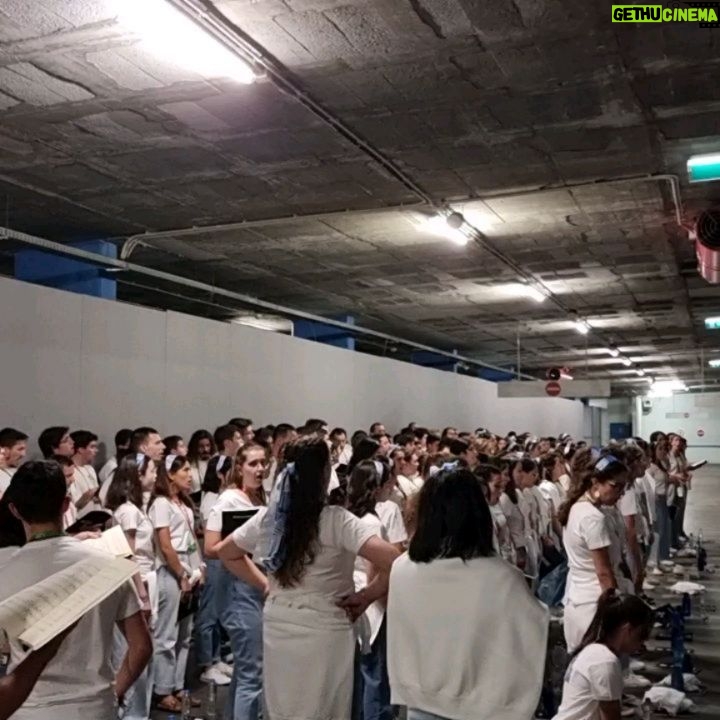 Tiago Bettencourt Instagram - Agradecimentos, créditos, e algumas imagens dos ensaios e backstage: A orquestra feita de voluntários foi brilhantemente dirigida pela @joanacarneiro_1976 com um arranjo do @pedro.carvalho.violino adaptado para este formato pelo @cgarciamusic . O magnífico coro, também ele feito de voluntários foi dirigido pela Teresa Cordeiro. A cenografia que envolveu não só o meu momento mas tudo quanto viram nas cerimónias ao longo das Jornadas, foi da @matildetrocado . Os bombos do fundão, também todos voluntários pertencentes a diversos grupos de bombos unificados num só, com a preciosa ajuda da Sr Vereadora Alcina Cerdeira da Câmara do Fundão. Obrigado a todos, aplausos para todos 🤍