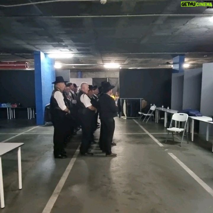 Tiago Bettencourt - 3.8K Likes - Agradecimentos, créditos, e algumas imagens dos ensaios e backstage:
A orquestra feita de voluntários foi brilhantemente dirigida pela @joanacarneiro_1976 com um arranjo do @pedro.carvalho.violino adaptado para este formato pelo @cgarciamusic . O magnífico coro, também ele feito de voluntários foi dirigido pela Teresa Cordeiro.
A cenografia que envolveu não só o meu momento mas tudo quanto viram nas cerimónias ao longo das Jornadas, foi da @matildetrocado .
Os bombos do fundão, também todos voluntários pertencentes a diversos grupos de bombos unificados num só, com a preciosa ajuda da Sr Vereadora Alcina Cerdeira da Câmara do Fundão.
Obrigado a todos, aplausos para todos 🤍