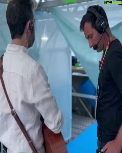 Tiago Bettencourt - 7.2K Likes - Que honra, que alegria que foi estar tão perto de um Papa, de um homem, que nos chama e desafia a TODOS desta forma tão inteligente, honesta e humilde. Que especial e intenso e que banho de alegria que foi tocar para tanta gente de todos os cantos do mundo. Obrigado por todas as mensagens, foi para mim um dia muito especial e ainda estou a aterrar 🤍