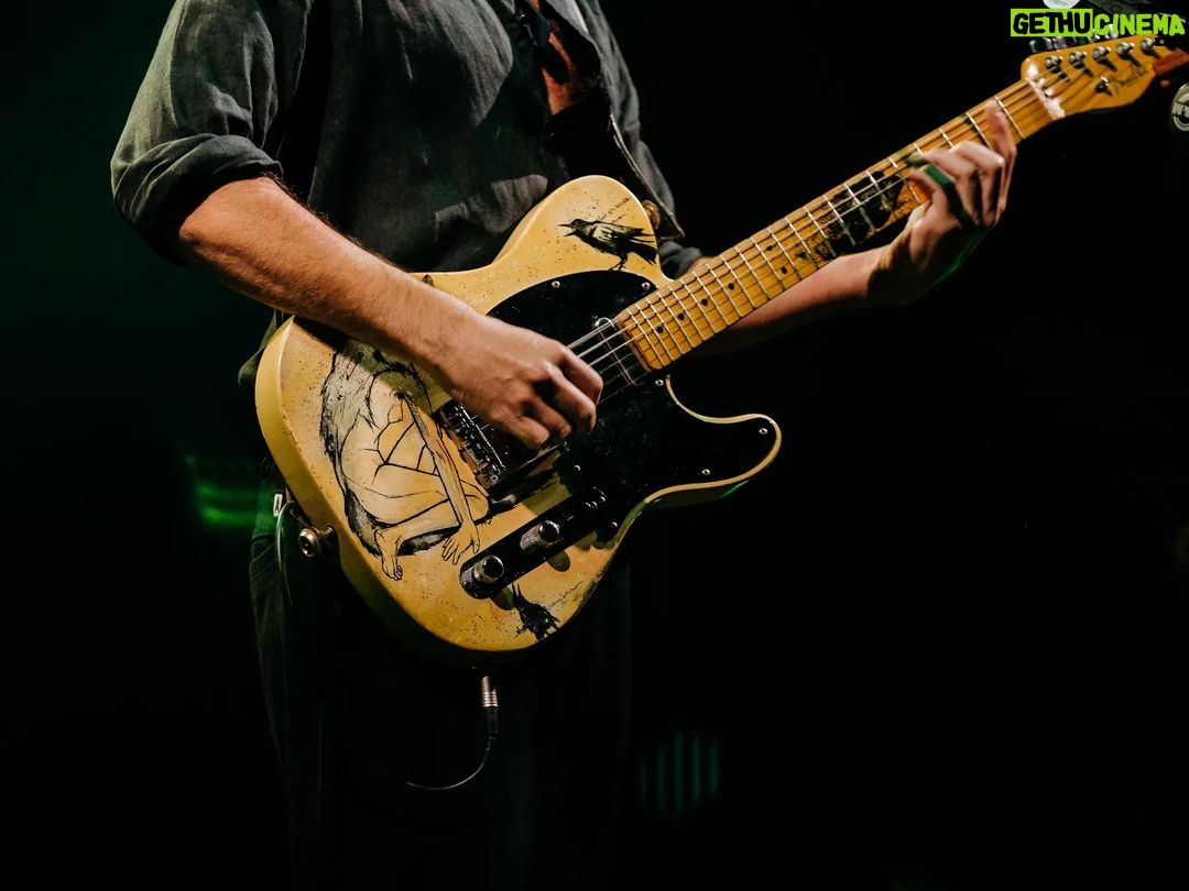 Tiago Bettencourt Instagram - Já vamos a caminho de Mesão Frio, onde tocamos hoje. Estas duas imagens são do bonito concerto no @cooljazzfestival que aconteceu na passada quinta feira. Obrigado a todos os que apareceram, foi um belo serão 🤍 📷 1 @rudi_dias 📷 2 @sarahawkkk