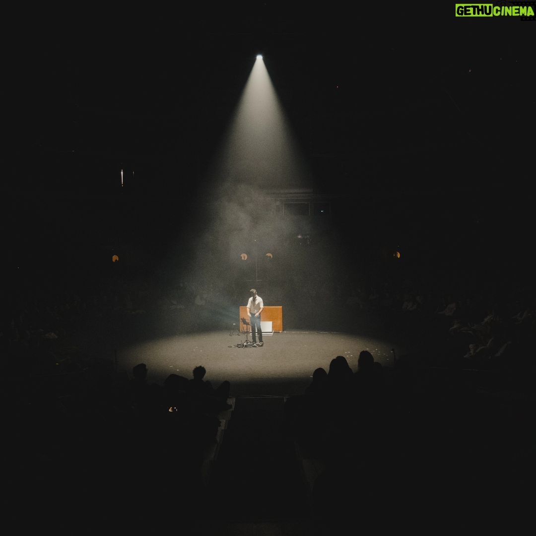 Tiago Bettencourt - 1.5K Likes - Lisboa: Obrigado por mais um ano em que enchemos o @coliseudosrecreios de magia natalícia. Este foi realmente um concerto diferente, complexo, perigoso, de três horas, mas onde me senti acompanhado do princípio ao fim pelo magnífico público daquela noite mágica. Temos as mágicas fotografias do nosso @omartim testemunhando o espectáculo que só foi possível com a colaboração e mestria de toda uma incansável equipa que tornou tudo isto possível. Obrigado a todos eles. Obrigado à minha banda, sempre presente, sempre gigante como as sombras feitas pelo @rui.daniels nas luzes. Aos convidados de luxo @paulogonzomusic , @diogoclementemusic e @saracorreiafado que abrilhantaram a noite cada um à sua maneira tão única e especial. Obrigado aos parceiros que todos os anos se juntam a esta aventura. @everythingisnewpt , @metronomo_mgmt , @radiocomercial , @rtppt
Porto, amanhã o post é para vocês 🤍