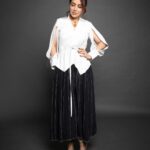 Tisca Chopra Instagram – Black and white with a hint of Christmas .. 

In
@lovebirds.studio 
@misho_designs & 
@gucci 
📸 @palashsverma 
Hair @shabnam_azmi 

#everydayslay