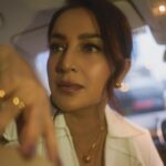 Tisca Chopra Instagram – Welcome to Paradise has the characteristic keen observation, satiric wit and delicious darkness that one has come to expect from @twinklerkhanna .. but this book is far more more adventurous and certainly more subversive .. a must read! 
I was honoured to attend a packed @tweakindia book club session last evening .. where the loveliest Twinkle and I chatted about her writing process .. (more on that later) 
Some images are from the mad traffic we found on the way to @crosswordbookstores .. 

#everydayslay 
#tweakindiabookclub
#welcometoparadise Crossword