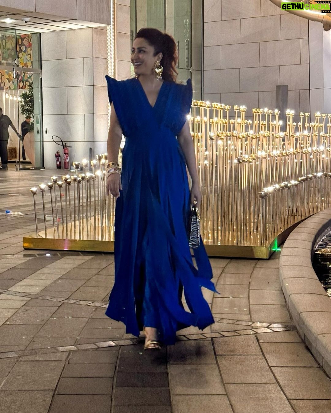 Tisca Chopra Instagram - Voulez-vous? Beaucoup, oui !! You had to be there to feel the electric energy, the whole auditorium was on their feet, dancing and clapping @abba songs at the #MamaMia premiere (check stories for videos) I had seen #MamaMia on Broadway but it was another level of fun to watch it with the little Ms and her bestie And of course my dad .. who was seeing it for the first time ♥️ #NitaAmbani ma’am you gave us @nmacc.india and have brought such joie de vivre to the Mumbai cultural scene .. a giant thank you to you and your team!! Styled by @stylemuze 👗 @vidhiwadhwani_label 👜 @okhtein 👡 @gianvitorossi #mamamia #nmacc #music #abba #dancingqueen #art #culture #show #mumbai Nita Mukesh Ambani Cultural Centre