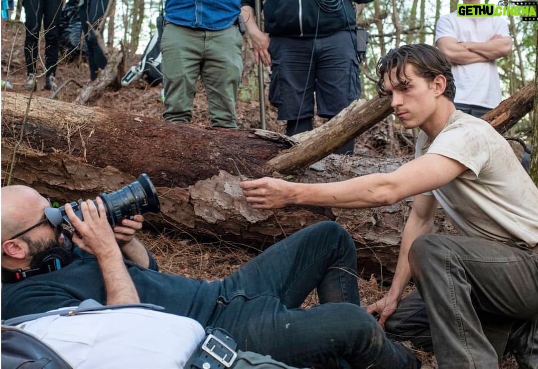 Tom Holland Instagram - Have you seen The Devil All The Time yet. If you haven’t, treat yourself to a little movie night. @netflix