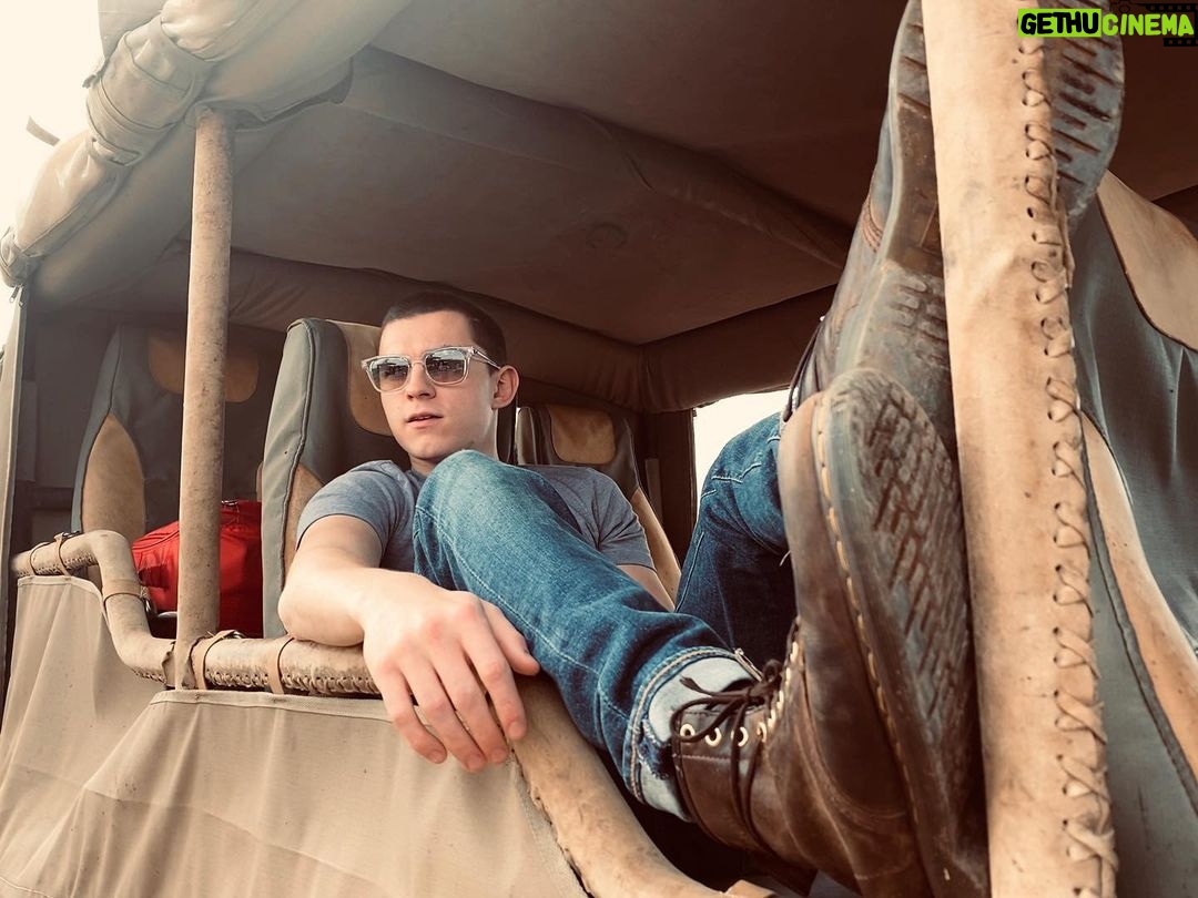 Tom Holland Instagram - Itβs 2020! Happy new year everyone. Big things to come π·πΈπππ§π»ββοΈπ§π»ββοΈπ§πΌπ§πΌ