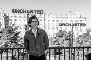 Tom Holland Instagram - Una foto sincera de mi mirando a Antonio Banderas. @unchartedmovie