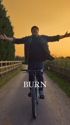 Tom Walker Instagram - Who’s feeling the heat? 🥵 Presave Burn for an instant cool-down ❄️ #heatwave #newmusic #burn #singersongwriter