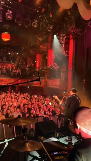 Tom Walker Instagram - Empty soundcheck to full crowd 🤯

📹 @harriettkbols