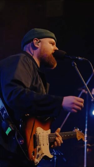 Tom Walker Instagram - Manny!!! Last night was absolutely epic!! Honestly words can't describe how good it feels to be back on stage playing new tunes to a next level crowd. Thanks for giving so much energy on a school night 😂 we appreciate the love more than you'll ever know. Until next time 🐝🍻🙏