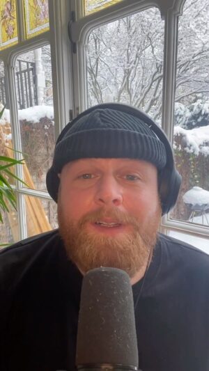 Tom Walker Instagram - Cheeky little Christmas song to celebrate a surprise snow day ❄️ Hope you’re keeping warm and staying safe 😊