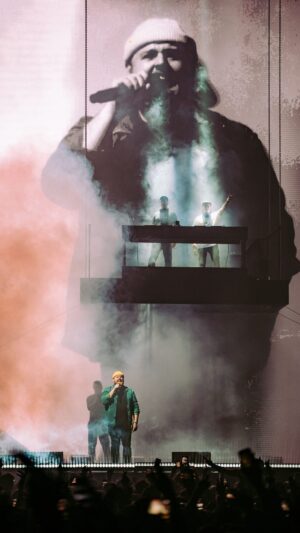Tom Walker Instagram - What a moment… Castles, our brand new single, live at OVO Arena Wembley 🏰 

Available now on all platforms ❤️