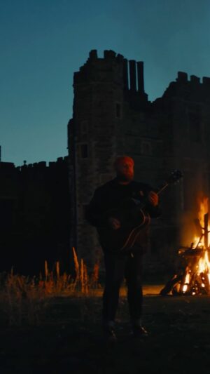 Tom Walker Instagram - Does anyone fancy an acoustic performance of Burn?🔥 Brought out the guitar and flames for this one
Go check it out (link in bio)