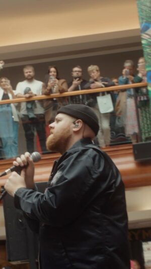 Tom Walker Instagram - Glasgow you blew it out the park! Did a special version of Burn with @clannandrumma to celebrate it being finally out !
Thanks for coming down to @princessquare, loved meeting so many of you! You made me feel at home ❤️