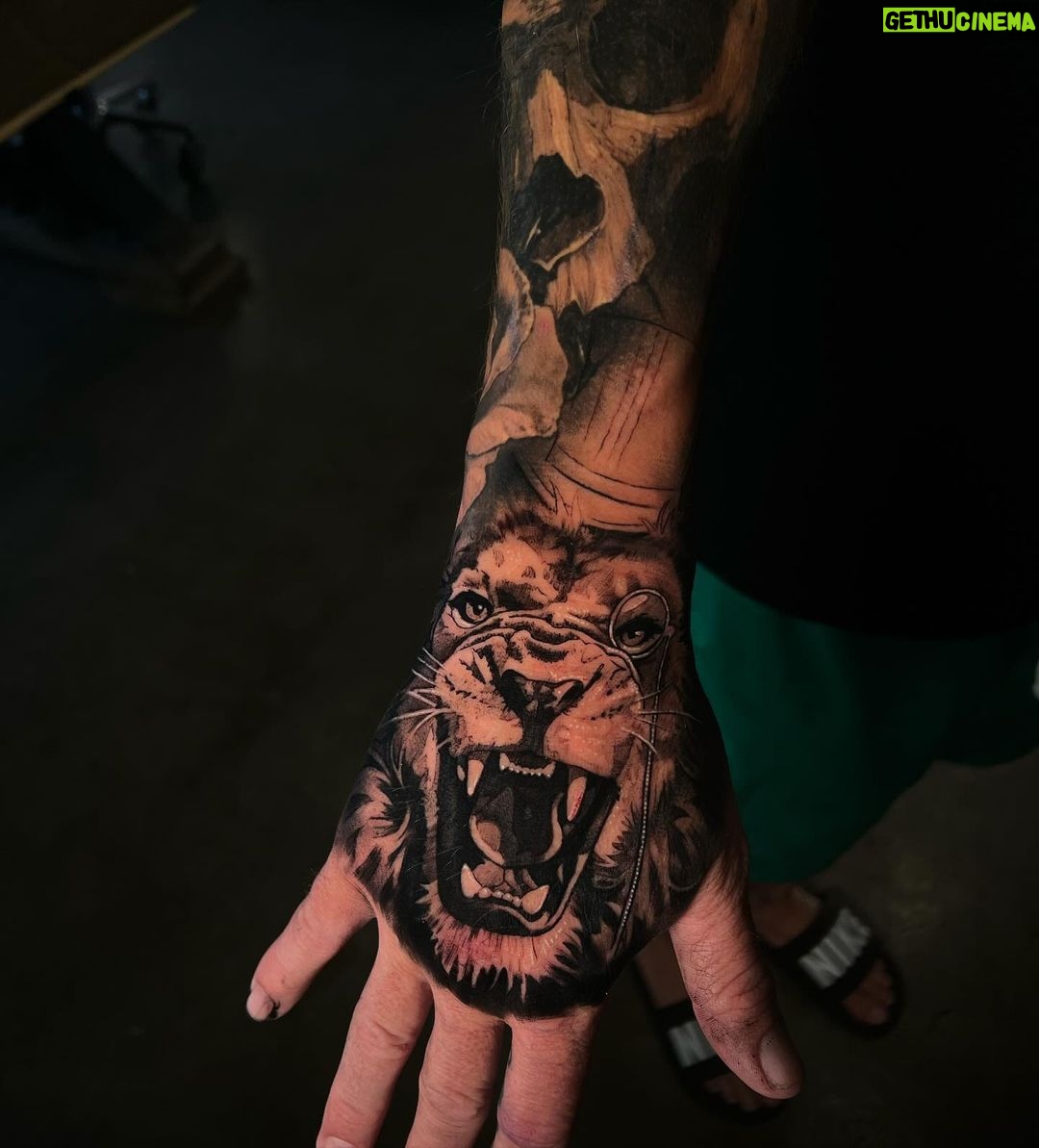 Tommy Little Instagram - Thanks for the hand job @benthomasart 🙏