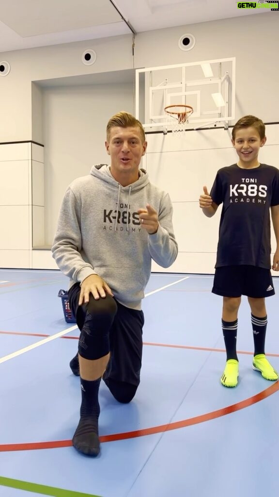 Toni Kroos Instagram - #TeamspiritChallenge is still on @toni.kr8s_academy! Upload your video in the app and have the chance to train with me! ⚽️📲