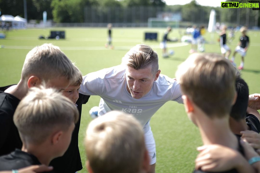 Toni Kroos Instagram - These days @toni.kr8s_academy-camps are always special. More to come today! 😍