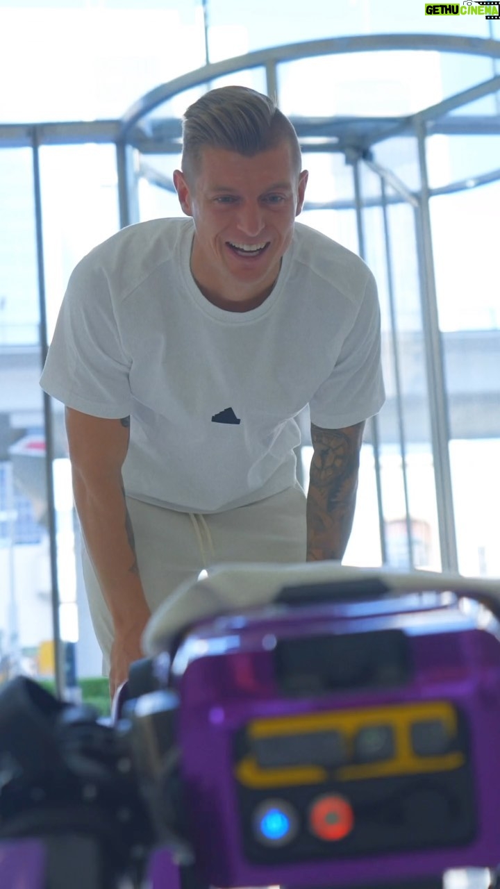 Toni Kroos Instagram - A real meeting with the future! #VisitDubai #DubaiForReal @realmadrid