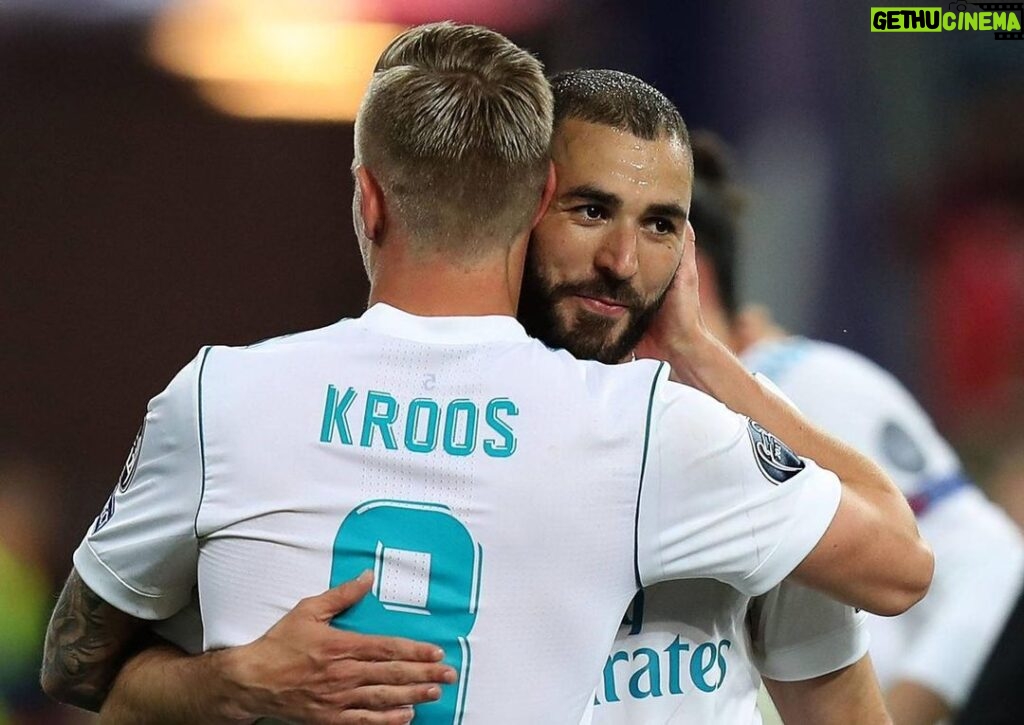 Toni Kroos Instagram - My god what a player…😱😱😱 One of a kind! What a pleasure it has been to share the pitch with you for the last 9 years… all the best King Karim @karimbenzema 👑
