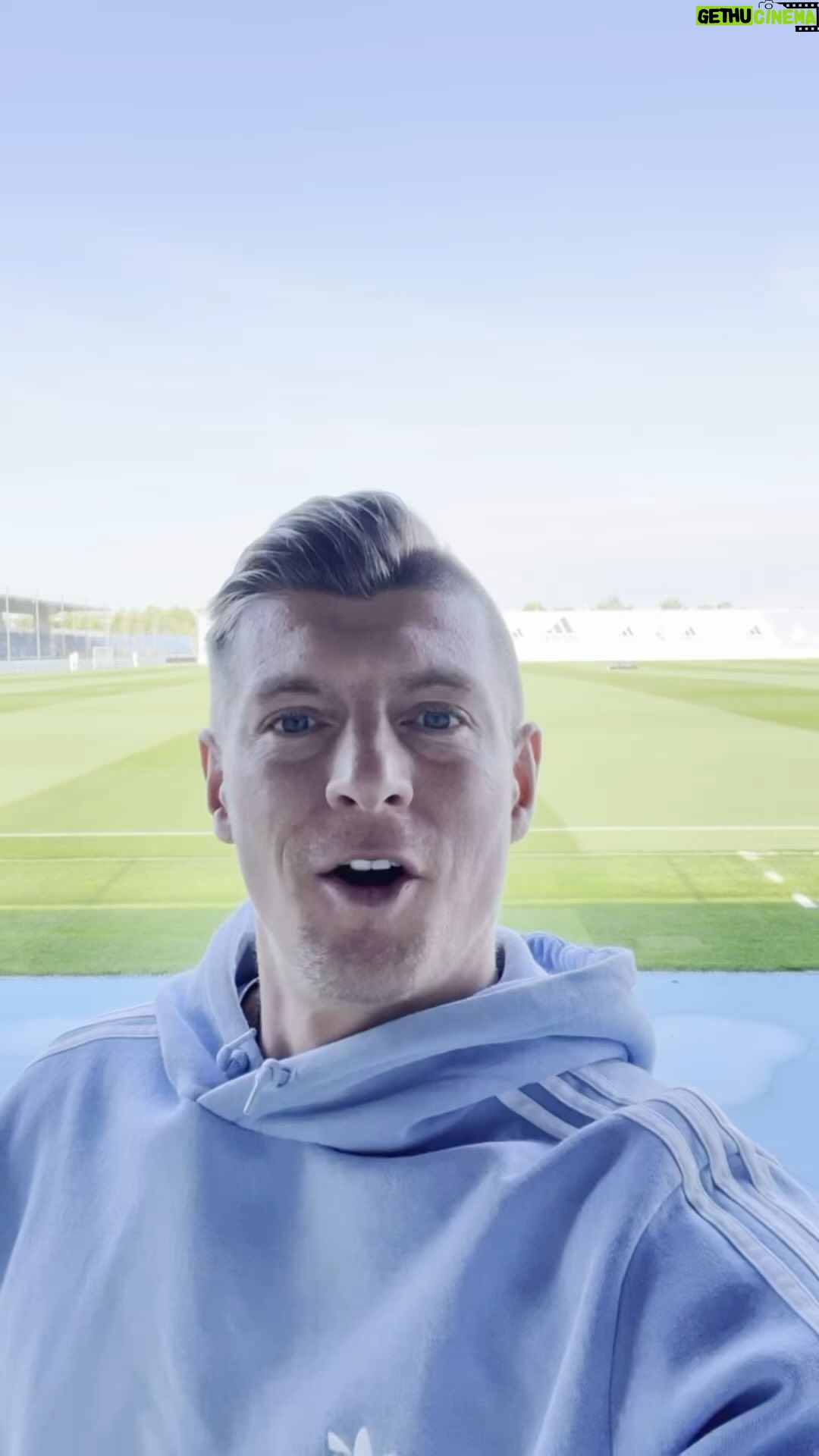 Toni Kroos Instagram - Rostock und Umgebung - seid ihr bereit? Die Coaching Camps und Days machen Halt in meiner alten Heimat und @felixkroos ist auch dabei! 🗓️ Coaching Camp: 31.07. - 04.08. 🗓️ Coaching Day: 05.08 Jetzt Plätze sichern auf www.tonikroos-academy.com Rostock, Germany