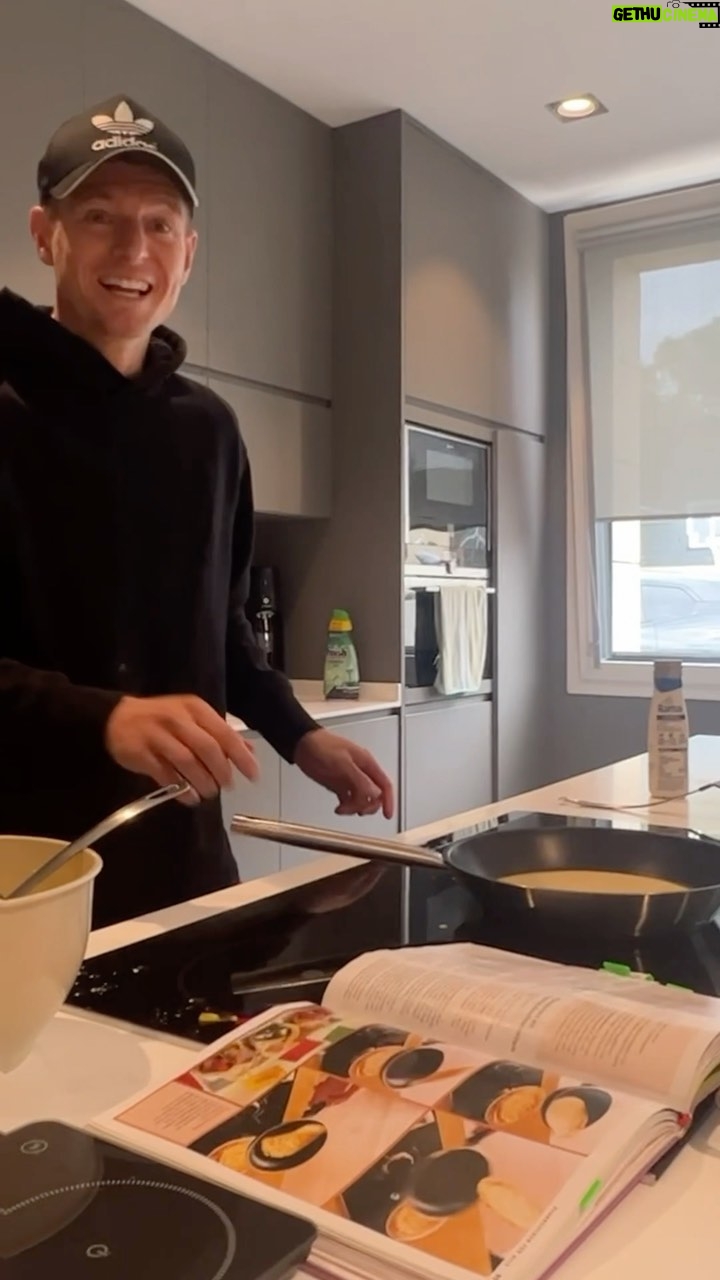 Toni Kroos Instagram - Das wollte ich Euch nicht vorenthalten. Ebenso wenig wie die neue Luppen-Folge „Hurra, ich lebe noch! (featuring Steffen Baumgart)“. Das war’s schon.