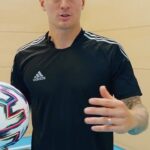 Toni Kroos Instagram - It’s always possible to train! Your plan to train alone at home. Get better every day with @toni.kr8s_academy 👉🏻📱