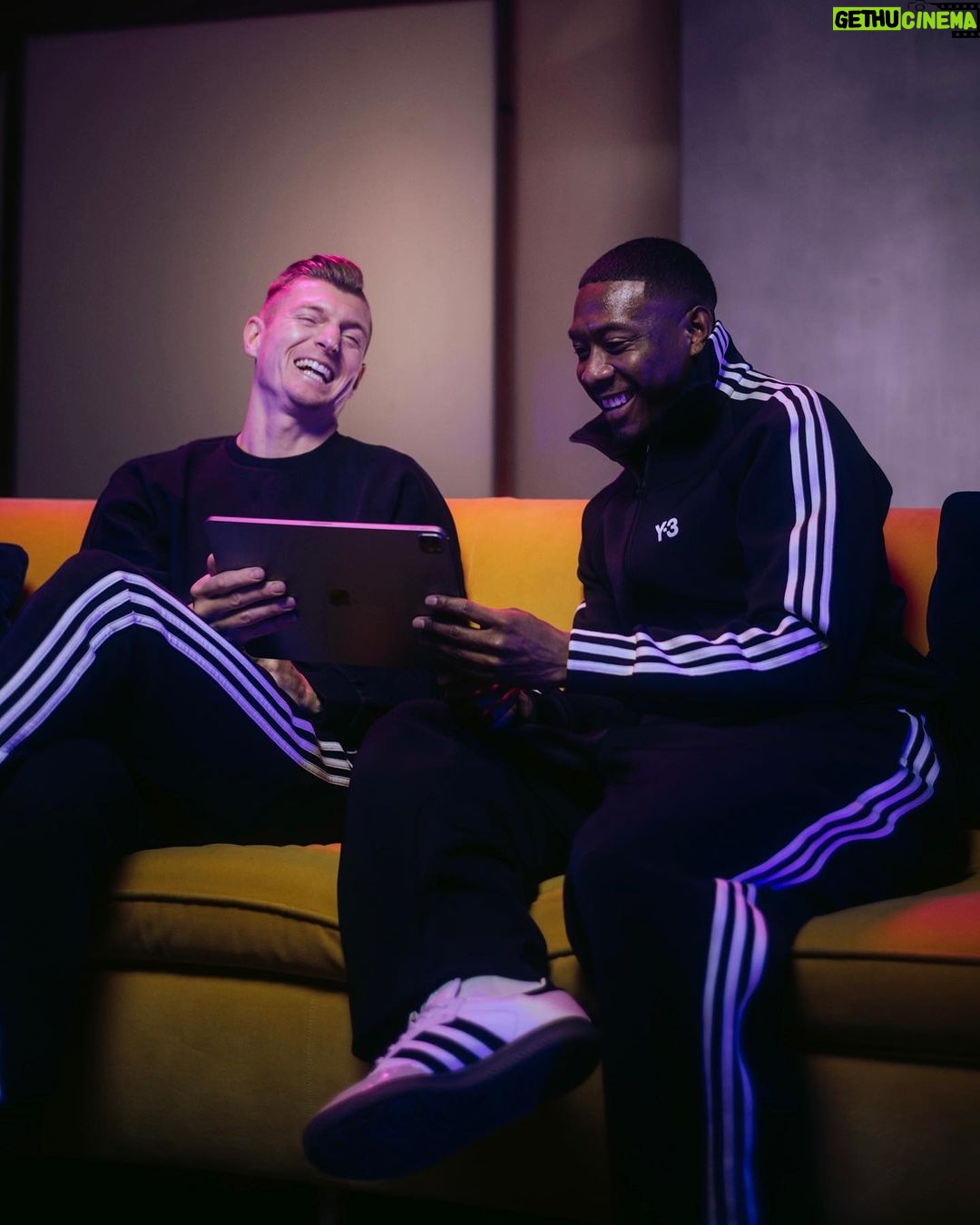 Toni Kroos Instagram - B E H I N D T H E S C E N E S Good Vibes only beim Shoot mit @toni.kr8s und @davidalaba in Madrid. Mehr Content findet ihr übrigens auf unserem YouTube und TikTok Channel 🤫 Madrid, Spain