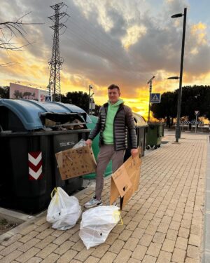 Toni Kroos Instagram - Eine fast aktuelle Folge - inklusive Erklärung warum ich nicht nach Liverpool reisen konnte, oder doch? Naja man kann ja nie wissen. 
Was wir aber wissen: Opa verarscht man nicht - wer das aber versucht hat, erklärt er höchstpersönlich, inklusive drastischer Maßnahmen für die Zukunft! Außerdem hab ich für meine Reise ins normale Leben die Mülleimer Madrids ins Auge gefasst und wir haben über Wolfsburg-Trikots, Leibgerichte und schlechte Mitspieler gesprochen. Hört einfach selbst in der neuen Luppen-Folge mit dem Namen „Enkeltrickbetrüger? Nicht mit Opa!“ bei @applepodcasts oder @spotifyde ✌🏼 
@felixkroos23 @studiobummens