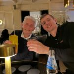 Toni Kroos Instagram - Das hier ist die wahre Legende. Opa - 87 Jahre alt. Wird Sonntag gefragt ob er zum CL Spiel von uns nach Berlin kommen will. Antwort: „Selbstverständlich“. Steigt Montag ins Auto und fährt nach Berlin (Gott sei dank nicht selbst 😅). Nimmt abends im Hotel mit uns Podcast auf- übrigens jetzt online. Residiert im Ritz Carlton. Standesgemäß. Laut eigener Aussage in Zimmer 8. Welches es natürlich nicht gibt. Egal. Hätte aber auch „in einer Besenkammer übernachtet“ um dabei sein zu dürfen. Fährt dann zum „Sportplatz“, guckt Union gegen Real und analysiert nüchtern (bezogen auf sein Fazit- nicht auf seinen Zustand) mit „War ja klar“ oder „Du hast das Ding gedreht“ - ist halt MEIN Opa. Wartet auf mich an der Bar nach dem Spiel um gegen 2 Uhr noch einen Vodka O zu bestellen. Heute fährt er glücklich Nachhause weil er die 3 Tage nicht vergessen wird. He is a fu… legend!
