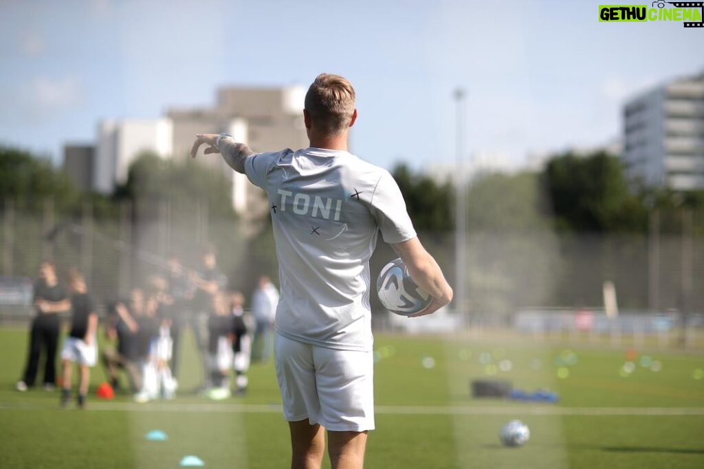 Toni Kroos Instagram - These days @toni.kr8s_academy-camps are always special. More to come today! 😍
