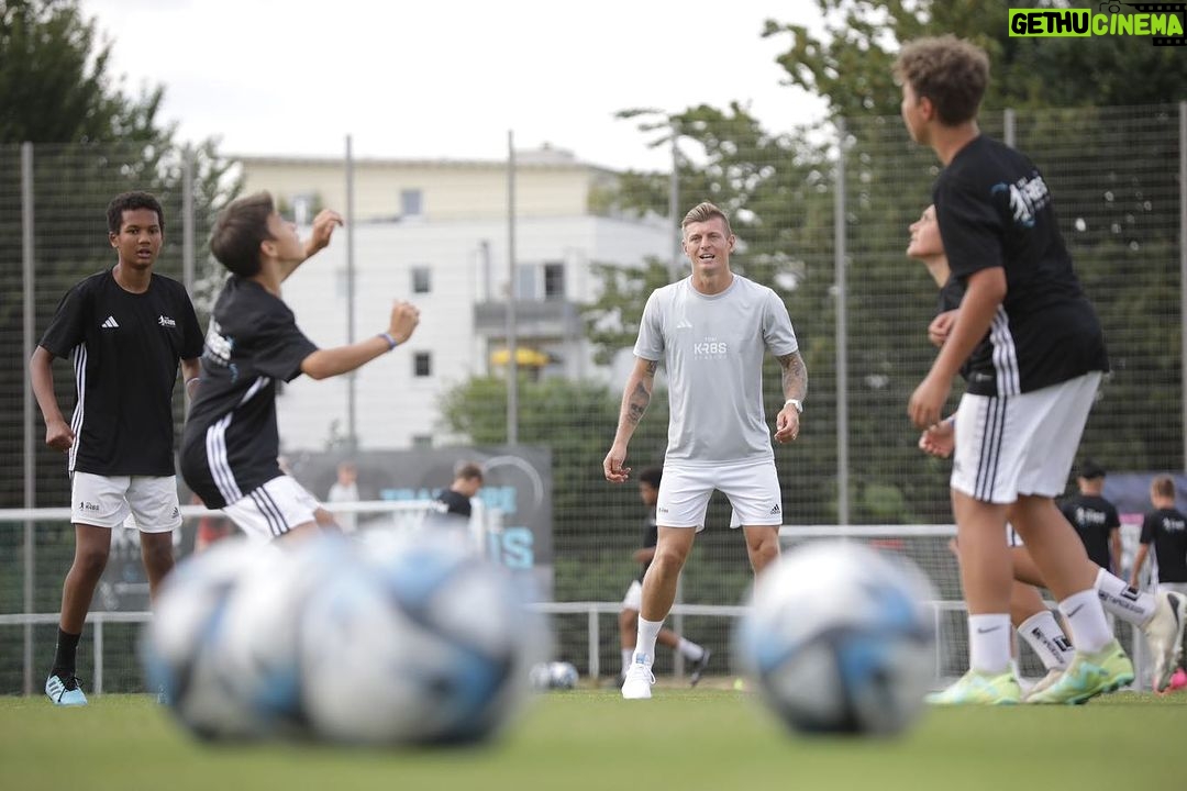 Toni Kroos Instagram - These days @toni.kr8s_academy-camps are always special. More to come today! 😍