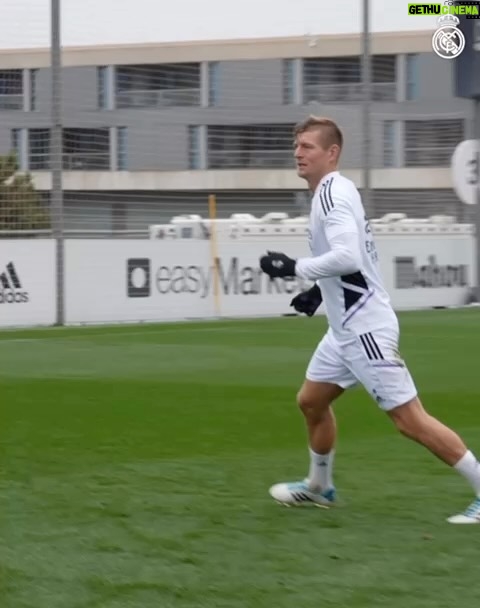 Toni Kroos Instagram - Auch hier rollt der Ball wieder.