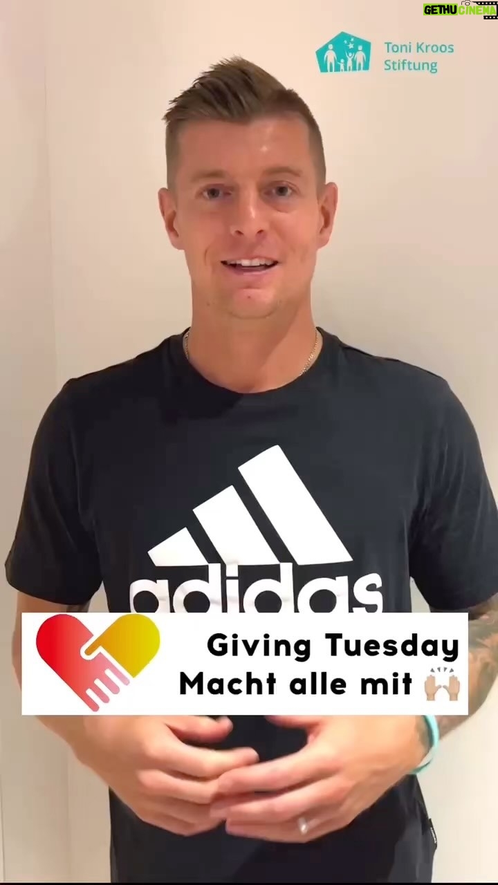 Toni Kroos Instagram - Es ist so weit… #GivingTuesday2022 ‼️HEUTE WERDEN ALLE SPENDEN DURCH @toni.kr8s VERDOPPELT‼️ 👉🏻 Spendet einen beliebigen Betrag und das Doppelte geht in die Toni Kroos Stiftung ein 🙌🏼 👉🏻 teilt unsere Aktion in euren sozialen Netzwerken oder erzählt es weiter 🫶🏼 👉🏻 Link zum Spendenformular findet ihr in unserer Story und in der Bio 🤍 #gemeinsamlebensfreudeschenken #givingtuesday #tonikroosstiftung