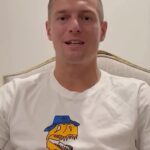 Toni Kroos Instagram - EINFACH MAL LUPPEN WIRD ZU LUPPEN TV! 📺👀 @felixkroos23 und ich „kommentieren“ für @magentatv die beiden Halbfinalspiele und das Finale der Fußballweltmeisterschaft in Qatar entspannt von der Couch aus. 😉 Gerne vormerken und einschalten! 🗓📌 PS: Liebes @dfb_team wir würden uns über ein Erscheinen eurerseits sehr freuen und drücken euch natürlich die Daumen für das gesamte Turnier. 🇩🇪🤞