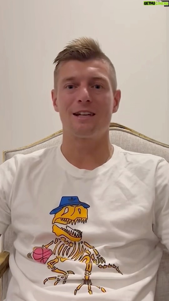 Toni Kroos Instagram - EINFACH MAL LUPPEN WIRD ZU LUPPEN TV! 📺👀 @felixkroos23 und ich „kommentieren“ für @magentatv die beiden Halbfinalspiele und das Finale der Fußballweltmeisterschaft in Qatar entspannt von der Couch aus. 😉 Gerne vormerken und einschalten! 🗓📌 PS: Liebes @dfb_team wir würden uns über ein Erscheinen eurerseits sehr freuen und drücken euch natürlich die Daumen für das gesamte Turnier. 🇩🇪🤞