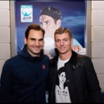 Toni Kroos Instagram - Roger, you’ve been a tremendous inspiration to me all these years in many ways: success, beauty of the game and down-to-earthness. No one has combined these qualities as well as you! For me, you are the best tennis player of all time and at the same time an incredibly nice person! Me and all of us should really appreciate that we were allowed to watch you play tennis! Danke und alles Gute @rogerfederer 🙌🏻