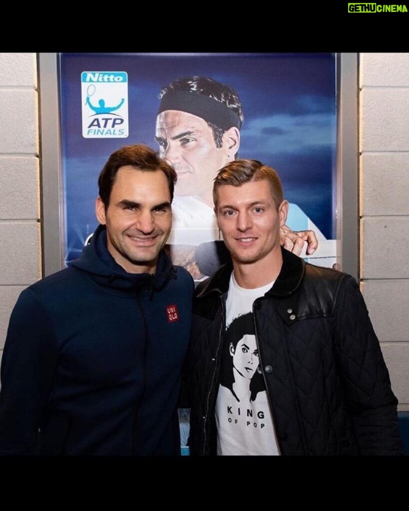 Toni Kroos Instagram - Roger, you’ve been a tremendous inspiration to me all these years in many ways: success, beauty of the game and down-to-earthness. No one has combined these qualities as well as you! For me, you are the best tennis player of all time and at the same time an incredibly nice person! Me and all of us should really appreciate that we were allowed to watch you play tennis! Danke und alles Gute @rogerfederer 🙌🏻