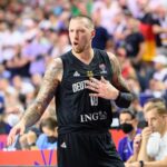 Toni Kroos Instagram - Einfach mal Luppen mit Daniel Theis!!! Ganz aktuell über die Basketball EM (vor Spiel 4), Luka und natürlich auch ein bisschen NBA und Fußball! Geiler Typ! Alles Gute für den Rest des Turniers @dtheis10 🏀🤝⚽️ jetzt online u.a. @applepodcasts oder @spotifyde ✌🏼