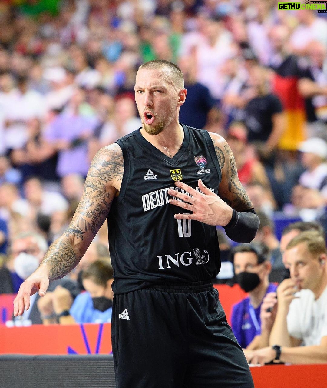 Toni Kroos Instagram - Einfach mal Luppen mit Daniel Theis!!! Ganz aktuell über die Basketball EM (vor Spiel 4), Luka und natürlich auch ein bisschen NBA und Fußball! Geiler Typ! Alles Gute für den Rest des Turniers @dtheis10 🏀🤝⚽️ jetzt online u.a. @applepodcasts oder @spotifyde ✌🏼