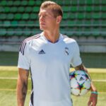 Toni Kroos Instagram - New UCL season, new ball. #adidas #OMB Looking forward to our games against @rbleipzig, @fcshakhtar & @celticfc! 💪🏼#HalaMadrid